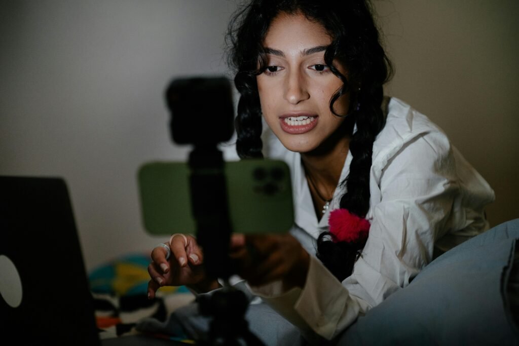 mulher em chamada de video