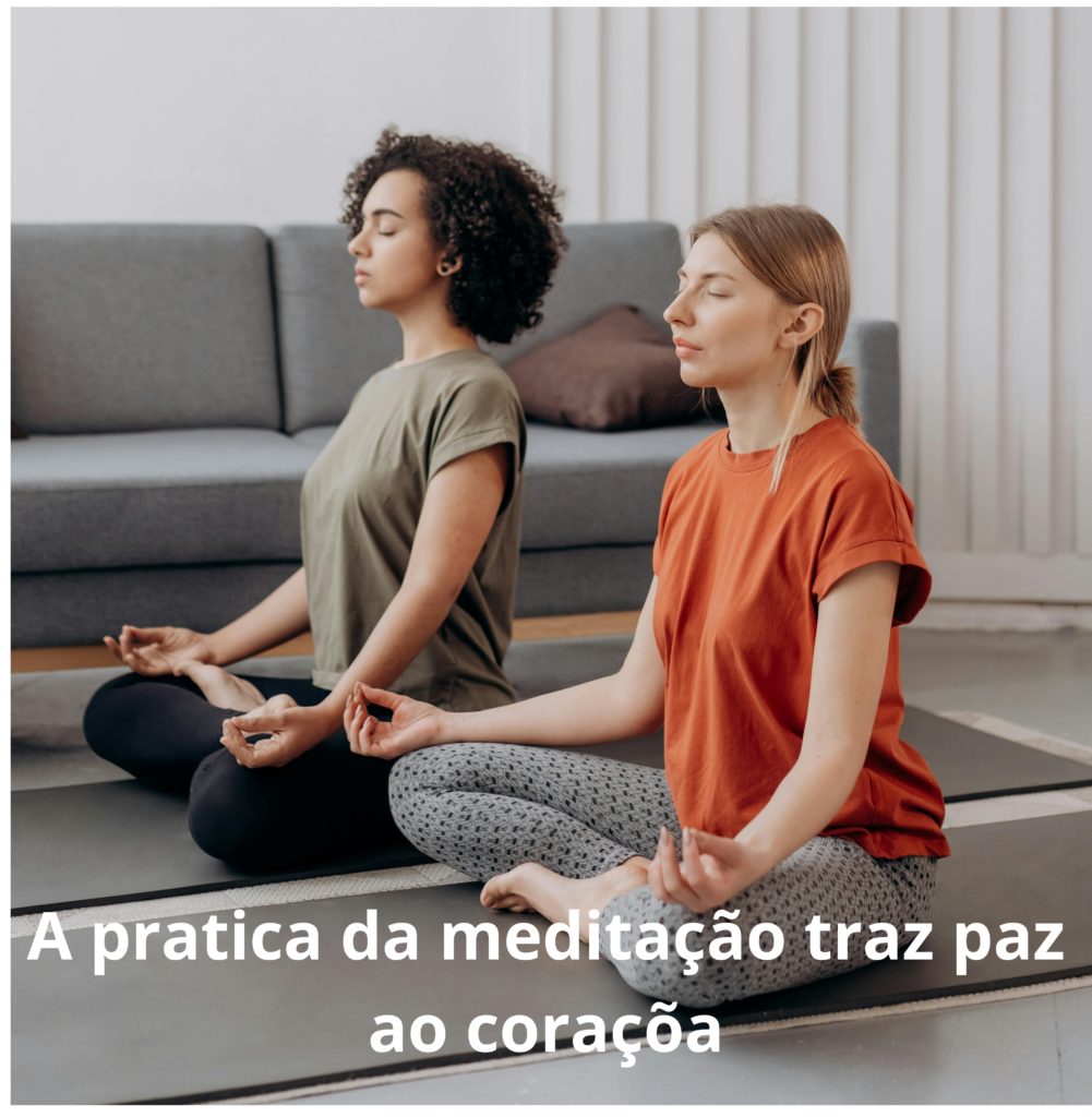 duas mulheres meditando na sala - autoconhecimento