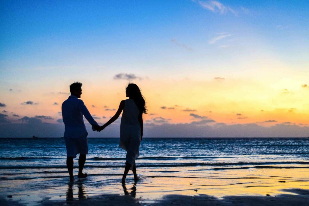 casal na praia a noite