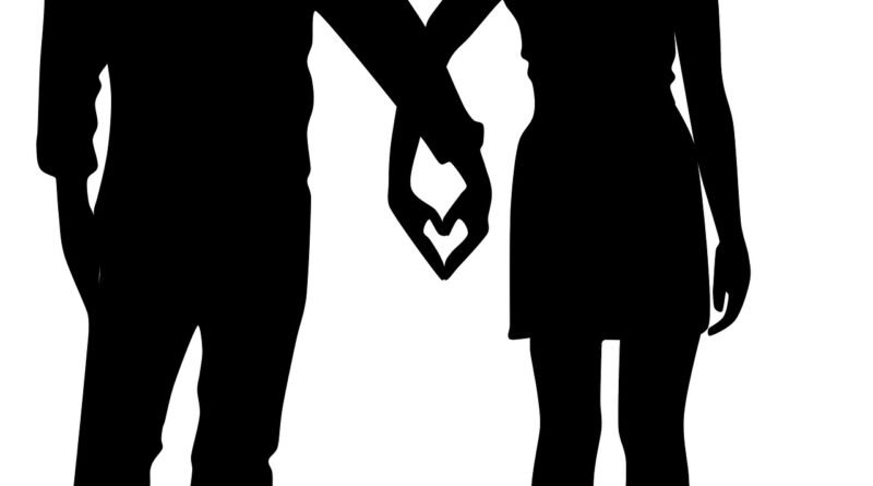 Casal de mãos dadas em forma de coração